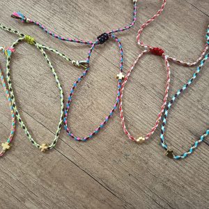 Pulsera de colores y cruz dorada