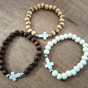 Pulsera de cuentas en madera y cruz (colores)